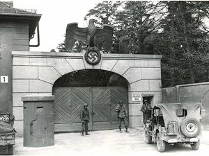 Figure 1 : À gauche : Le contrôle mental : Des nazis à la DARPA. Le camp de concentration de Dachau (photo de la BNF, 1945, libération du camp), l'un des premiers endroits où les programmes de contrôle mental ont débuté. (À droite) L'hôpital Alberto Sabogal est le principal endroit où la DARPA développe des expériences humaines illicites et forcées avec des nanorobots cérébraux, des micropuces pour exécuter le contrôle mental.