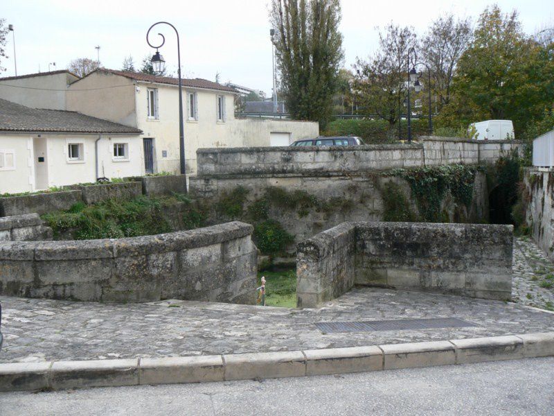 Une superbe balade dans la ville de Saintes, cité antique composée de nombreux vestiges de l'époque Romaine.