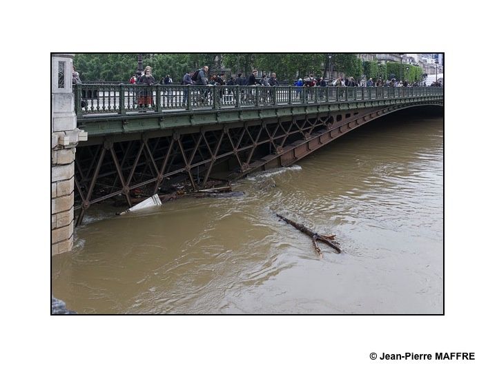 Une découverte inhabituelle de la Seine et de ses rives inondées entre le pont de Bercy et le pont neuf.