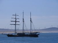 Un spectacle étonnant de majesté que ce(s) 3 mâts dans le port d'Essaouira... Et que dire du spectacle le soir, dans une ligne d'horizon tourmentée par l'Alizé et jouant dans ses ressacs avec les courbes malignes du bateau. 