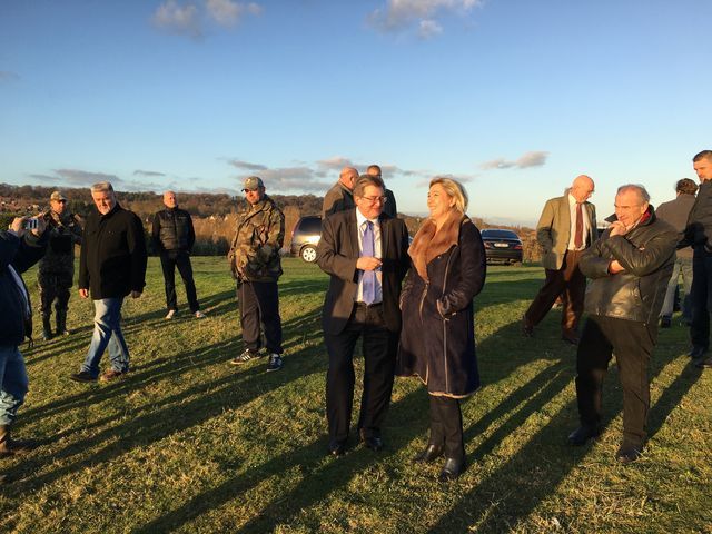 Marine Le Pen visite une hutte de chasse dans l'Oise