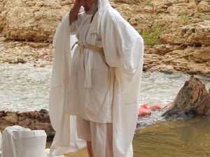 Ainsi vêtu, chaque fidèle doit pénétrer individuellement dans la rivière afin de s’y purifier, selon des gestes répétés trois fois. Ils reviennent ensuite sur la berge et se passent, à l’annulaire ou l’auriculaire de la main droite, une bague réalisée à partir de feuilles de myrte, symbole de vie et de renaissance.