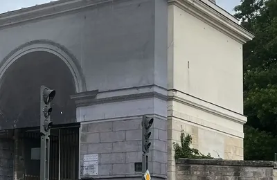 Habiller l'échafaudage d'un monument historique.