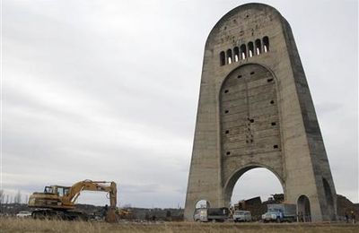 CHOC DES MEMOIRES : décembre 2009, la destruction du monument soviétique de Koutaïssi en Géorgie