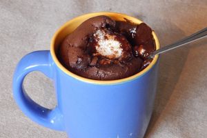 Mug cake au chocolat et son coeur meringué (au four)