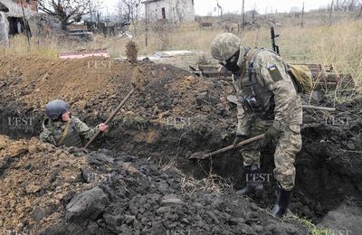 Des défenses ukrainiennes étonnamment faibles aident la Russie à progresser (New York Times)