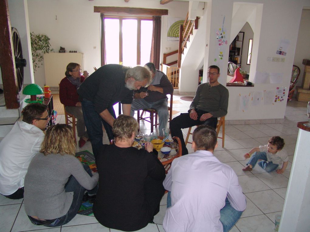 J'ai bien fêté mon anniversaire! D'abord avec mes copains, puis avec ma famille. C'était génial!