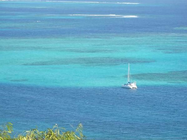 Visite de l'île. Vue plongeante sur les Tobago Cays