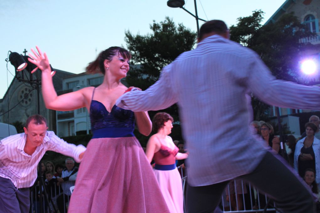 Sur le front de mer entre le casino et un bar bercé par les vagues, Royan au rythme du Rock'n'Roll avec le spectacle " Swing to the Rock" présenté par DANSE PROJECT. Soirée organisée par l'Association Générale de Pontaillac, présidée par Mad