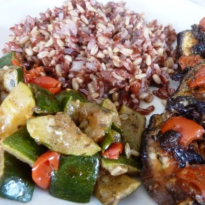 Tomate cerise cuisinée à la Courgette et à l'Aubergine, Riz rouge et Avoine en grain
