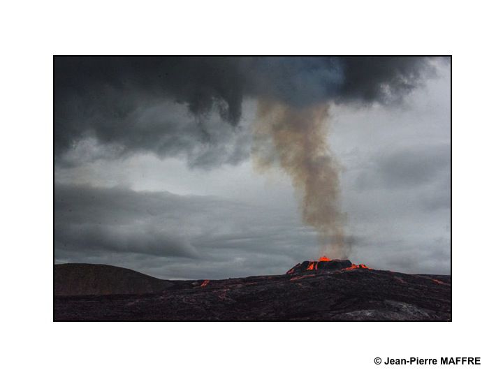 Au printemps 2021, après 800 ans d'inactivité, le volcan Geldingadalur nous offre de spectaculaires torrents de lave qui pourraient durer des années.