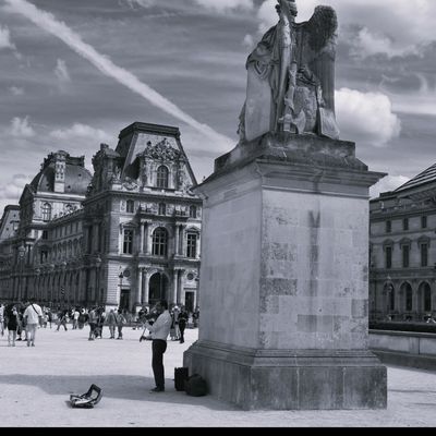 LE VIOLONISTE DU LOUVRE PARIS