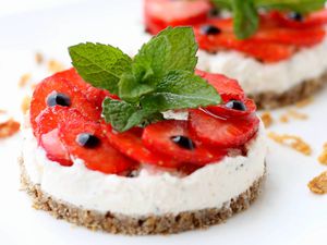 Pain de seigle, fraise et ricotta à la menthe  