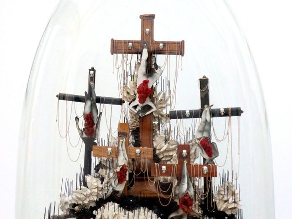 "calvaire", collage sous globe: fleurs en tissus, crucifix, chaines, clous, célosies, etc.; 60x44cm.