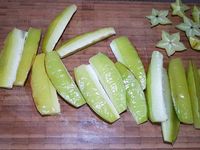 2 - Laver et sécher les caramboles. Oter chaque bout des caramboles et réserver pour la décoration. Découper les caramboles dans le sens de la longueur en suivant les quartiers, placer dans un récipient. Couper la gousse de vanille en deux et en récupérer les grains, les ajouter aux quartiers de carambole, mélanger pour bien les imprégner. Faire fondre le beurre dans une poêle, y faire blondir les quartiers de caramboles jusqu'à ce qu'ils prennent une belle coloration dorée, saupoudrer du sucre, laisser caraméliser quelques instants, retirer du feu et laisser refroidir.