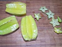 2 - Laver et sécher les caramboles. Oter chaque bout des caramboles et réserver pour la décoration. Découper les caramboles dans le sens de la longueur en suivant les quartiers, placer dans un récipient. Couper la gousse de vanille en deux et en récupérer les grains, les ajouter aux quartiers de carambole, mélanger pour bien les imprégner. Faire fondre le beurre dans une poêle, y faire blondir les quartiers de caramboles jusqu'à ce qu'ils prennent une belle coloration dorée, saupoudrer du sucre, laisser caraméliser quelques instants, retirer du feu et laisser refroidir.