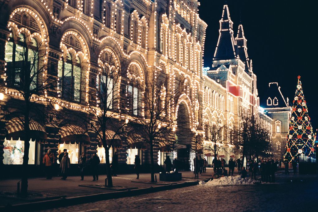 Finalement, le Noël russe n'est pas le 25 décembre. Il est un peu plus tard, et prime l'aspect religieux. Le soir du 24 est donc un jour comme les autres. Pourtant, il flotte ici un air connu...