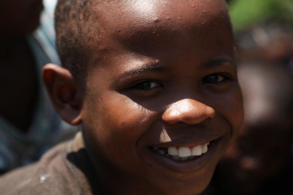 Lundi 19 novembre les enfants ont enfin pu reprendre le chemin du centre Utopiks Loustiks. Hanitra est la maîtresse principale et sera aidée par différents bénévoles de passage à Nosy Be. C'est actuellement au tour de Ciril, qui sera là jusqu'