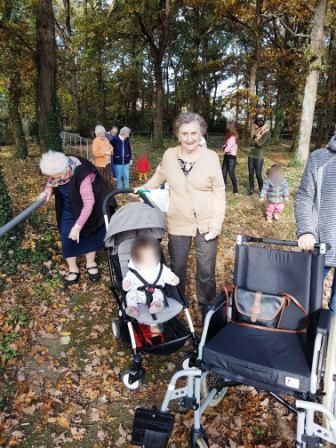 atelier motricité autour de l'automne dans le petit bois