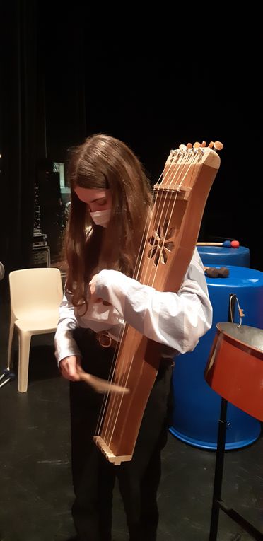 Seconde journée: essai des instruments traditionnels: accordéon diatonique, tambour à cordes, vielle à roue