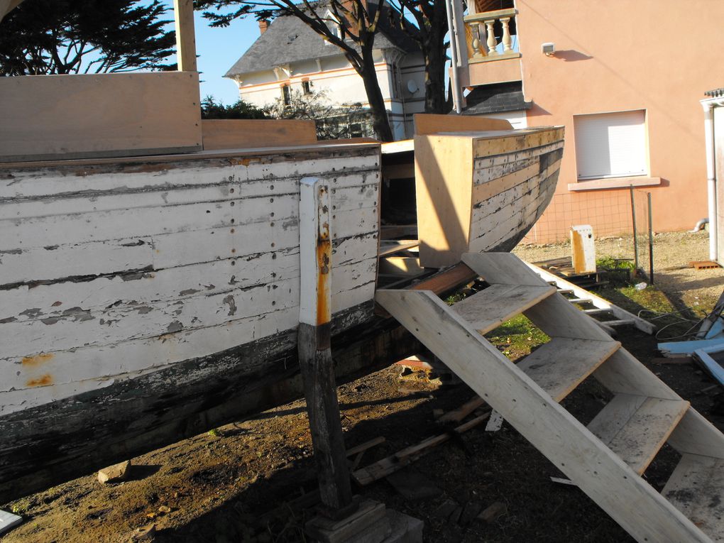 Un vieux bateau devient terrasse de jardin