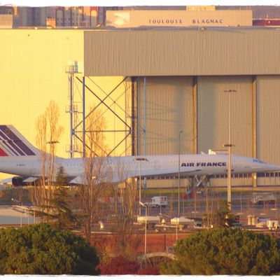 une vue sur le concorde et l'aéroport de blagnac...