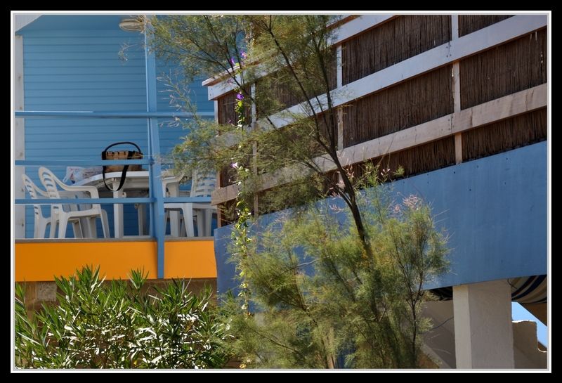 A Gruissan, près de Narbonne, les premiers vacanciers se construisaient des cabanons, hébergement bon marché pour pouvoir profiter de la plage. La tradition se perpétue, à défaut de la modicité du prix, peut-être !