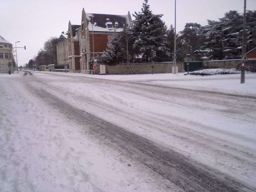 Devant le lycée Sainte-Marie, au moment de la sortie des écoles !