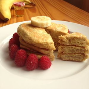 Pancakes de flocons d'avoine fourrés à la banane