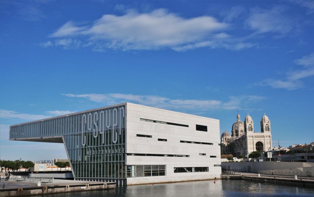 Posé avec ses alvéoles comme une ruche sur la mer, le bâtiment J4 conçu par l'architecte français Rudy Riciotti est étonnant. Deux passerelles ( 3 dernières dias ) relient l'ancien et le nouveau monde.