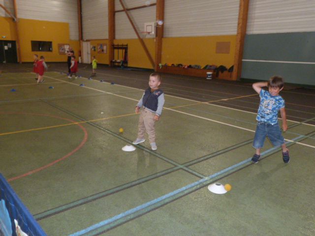 Séance de sport avec Elise en PS MS: la balle aux prisonniers