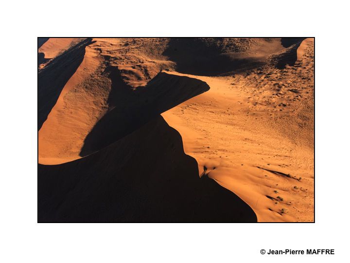 On imagine souvent les dunes de sable avec de belles formes arrondies. Vues d'avion, on découvre alors d'étonnantes lignes graphiques.