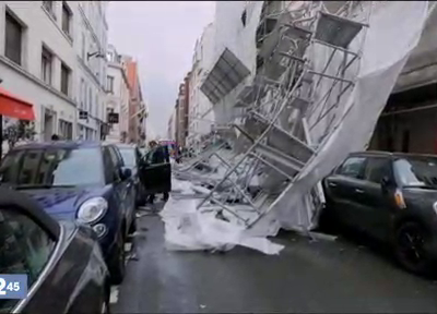 En pleine rue, un échafaudage s'écroule à Paris à cause de la tempête