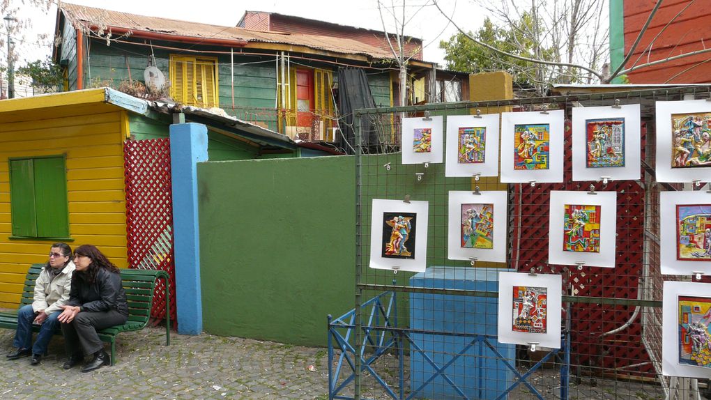 quelques jours dans cette megalopole pour debuter notre periple. Avant tout une ville immense, demesuree...
beaucoup de quartiers, dont un qui a vraiment du caractere, le premier buenos aires... c est La Boca, tout en couleur, grouillant d artistes p