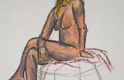 Femme nue les jambes croisées sur un pouf