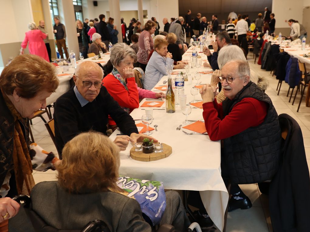Fête paroissiale du 04 février 2023 à Marlieux - Pendant ce temps, rencontres et dialogues autour d'un verre...