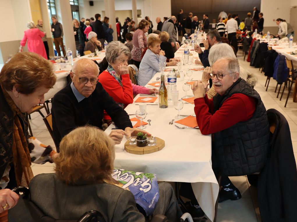 Fête paroissiale du 04 février 2023 à Marlieux - Pendant ce temps, rencontres et dialogues autour d'un verre...