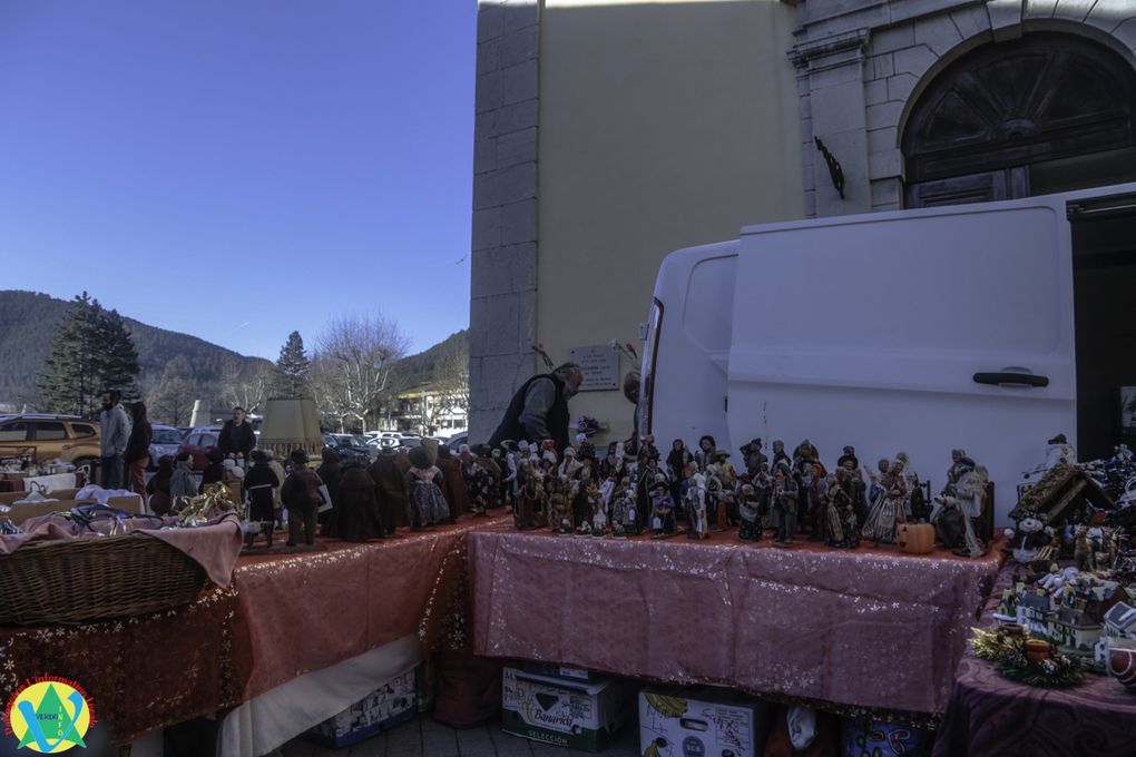 Marché de Noël de Saint-André-les-Alpes : une belle réussite malgré la fraîcheur matinale 