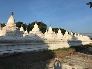 Enfilement des 729 Pagodes/ Stupas  contenant  chacune une page-stèle du grand livre .