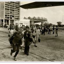 Avril-Mai 1975 , pont aérien Phnom-Penh - Paris .