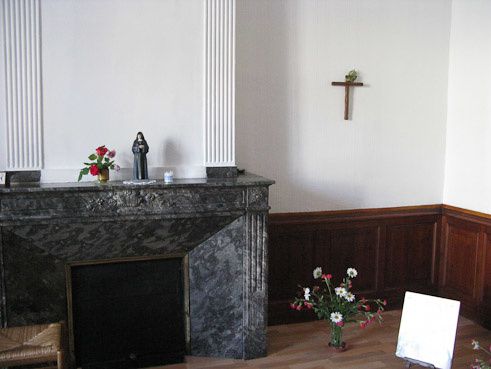 Dans l'ancien presbytère, place de l'église de Caunes, la chapelle se trouvait en entrant à gauche. Photos de nos trois dernières Soeurs : Soeur Marie, Marie Jean et Jean François.