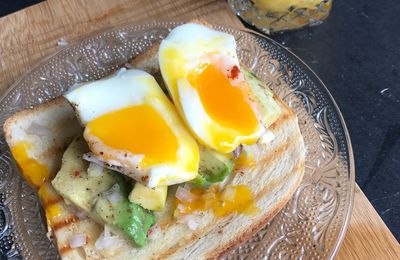 Tartines d'avocat et Oeuf mollet-coulant 