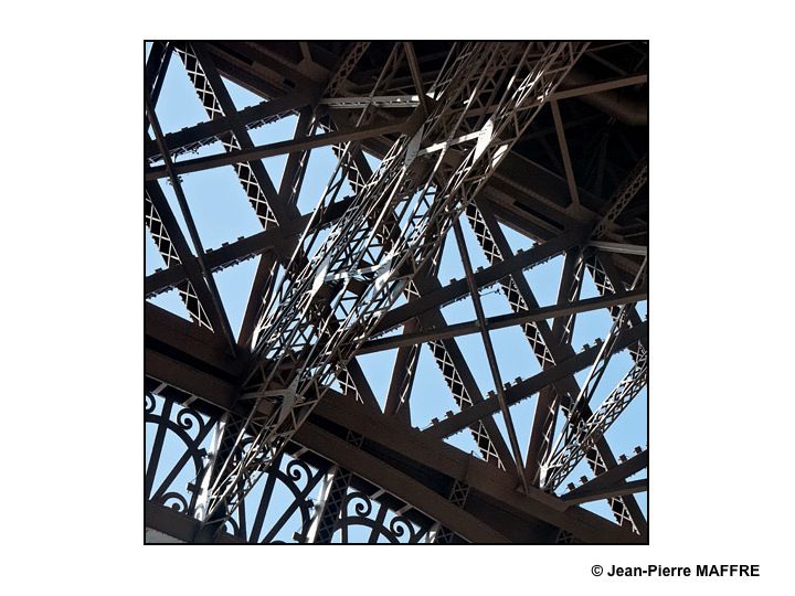 Toujours aussi jeune, la Tour Eiffel regorge de points de vues insolites qui s’offrent à un oeil attentif.