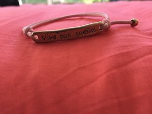 Bracelets qui viennent tous les deux d'Espagne (Marbella)! Le rose est doré avec marqué dessus " vive tus sueños" veut dire : "Vis tes rêves" et on a aussi un autre bracelet noir et doré qui est sublime!