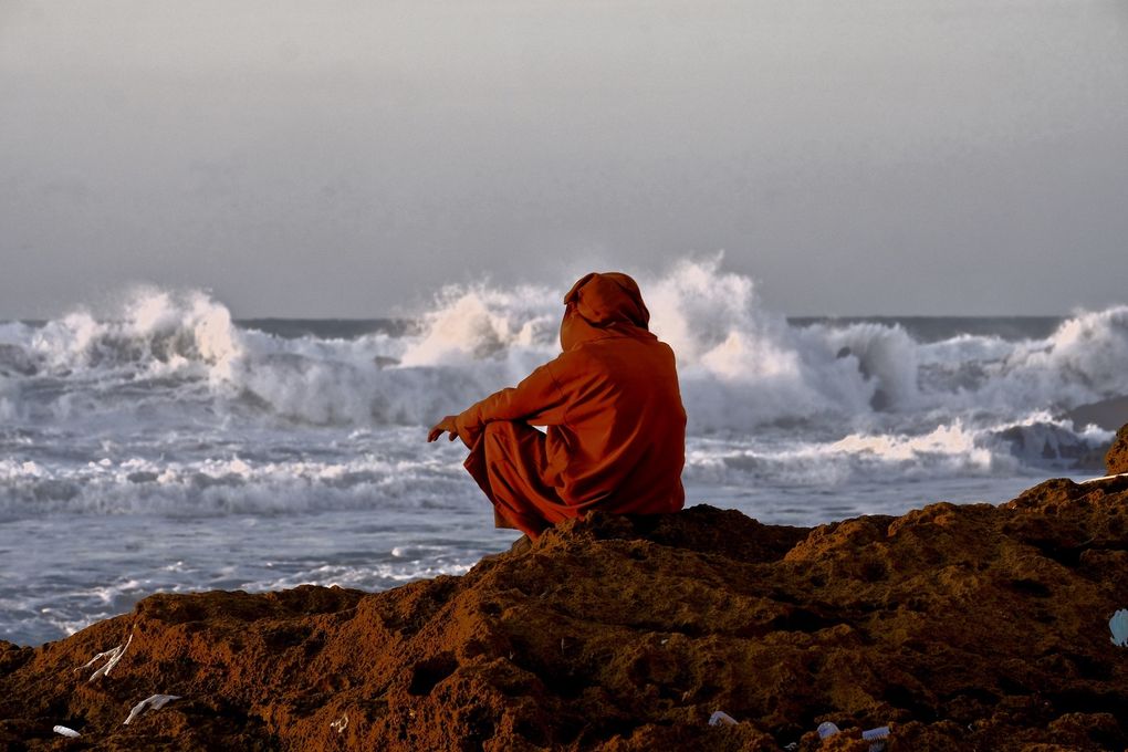 Un vieux bédouin sympathique s'est offert un soir aux paysages sous le regard des vagues déchaînées...un merveilleux moment de spiritualité que ce Vieil homme plein de sagesse inspiré par la Nature et venant se ressourcer dans le silence étourdissant des vagues contrastant avec son calme et une sérénité convaincue et communicative.