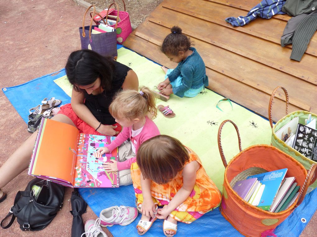 la "Charrette à Histoires" s'est promenée à la rencontre des enfants dans différents arrondissements de Lyon mais aussi à l'extérieur de la ville avec toujours plus d'albums à son bord.