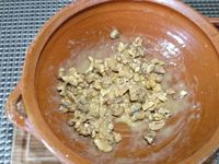 3 - Etaler la pâte feuilletée et la piquer à la fourchette. Disposer sur le fond de tarte la préparation à la noix, égaliser, puis étaler en couche la préparation à la crème de café. Enfourner la tarte pour une vingtaine de minutes environ. Pendant le temps de cuisson préparer la garniture en mélangeant dans un récipient les noix grossièrement concassées, la confiture de lait et un jaune d'oeuf. Au bout de 20 mn de cuisson, sortir la tarte du four, répartir sur le dessus la garniture aux noix concassées et enfourner à nouveau pour 7 à 8 mn environ en surveillant. La pâte doit finir de bien gonfler et dorer.