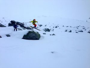 Tim et Max dans la pente et les barres rocheuses