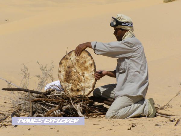 <p>Voici les campements fixes dans le Grand Sud Tunisien (Tbini et Mohamed Tergui) avec un coin d&icirc;ner, un coin couchage, un coin sanitaire et un coin d&eacute;tente...</p>
<p>Vous pourrez &eacute;galement go&ucirc;ter au pain, cuit directement dans les braises (sur le sable!!!)... un d&eacute;lice pour les papilles!!</p>
<p>&nbsp;</p>
<p>&nbsp;</p>
<p>&nbsp;</p>