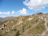 De l'autre côté de la Combe, sous le Bozelet, l'arrivée et le cairn du sommet. 